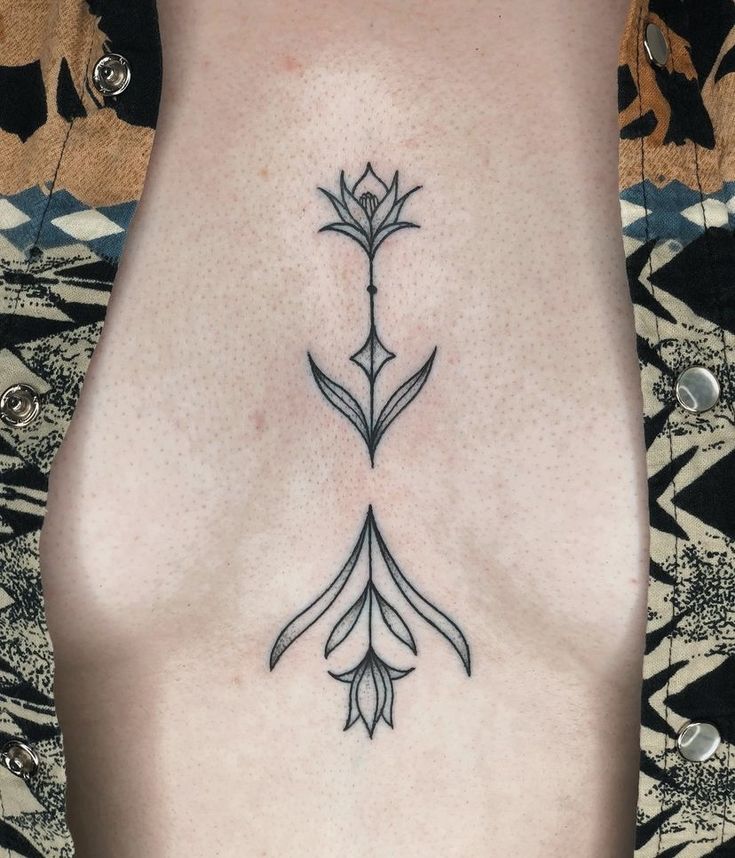Hình xăm hoa phong cách blackwork ở ngực, chi tiết tinh tế, ảnh HD.
