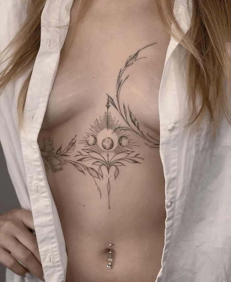 Hình xăm hoa mặt trăng trên ngực, phong cách blackwork tinh tế, chi tiết rõ nét, ảnh 1080x1920 HD.