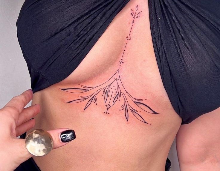 Hình xăm hoa phong cách blackwork trên ngực, chi tiết tinh tế, độ phân giải HD.