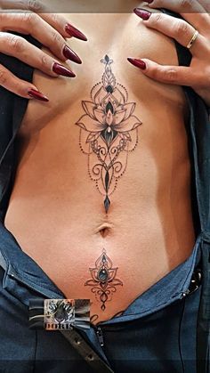 Hình xăm hoa mandala ở bụng, phong cách blackwork, chi tiết, ảnh HD.