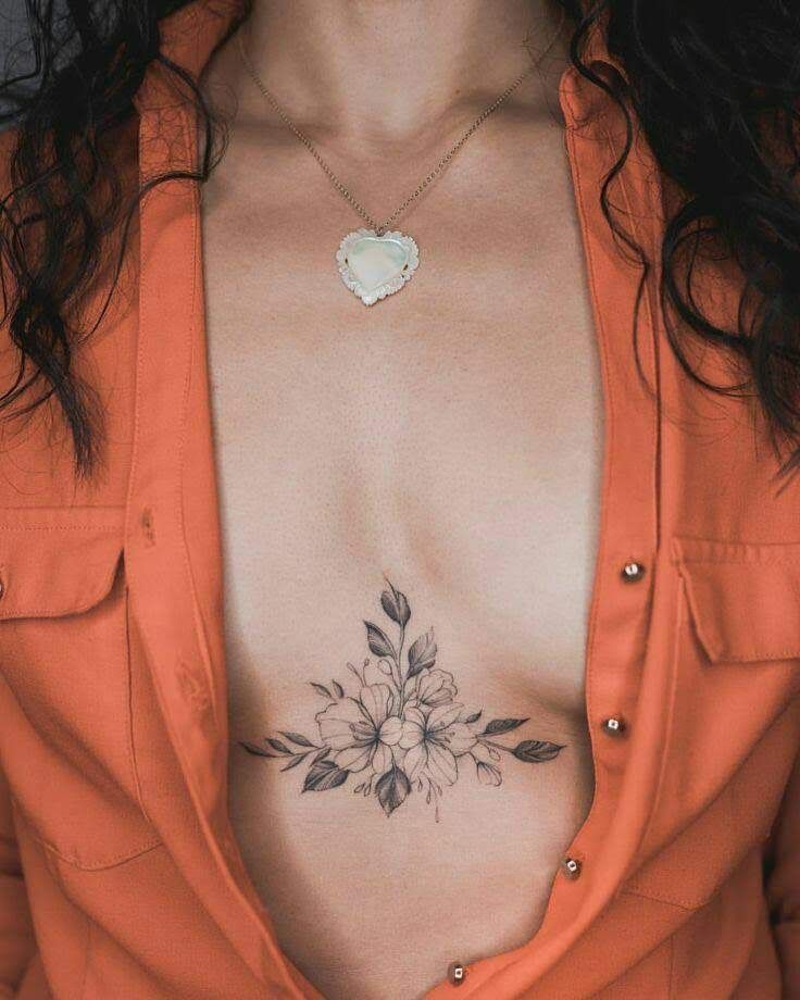 Hình xăm hoa trên ngực, phong cách blackwork, chi tiết tinh xảo, ảnh độ phân giải cao.