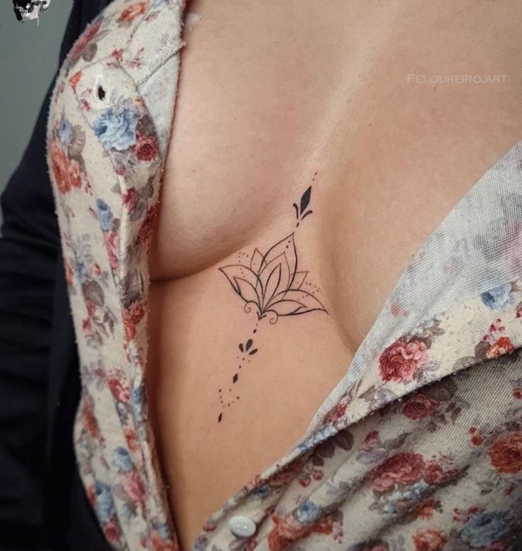Hình xăm hoa mini trên ngực, phong cách blackwork, chi tiết tinh tế, ảnh chất lượng HD.