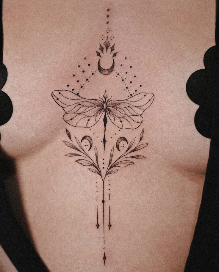 Hình xăm côn trùng phong cách blackwork ở ngực, họa tiết chi tiết, ảnh HD.