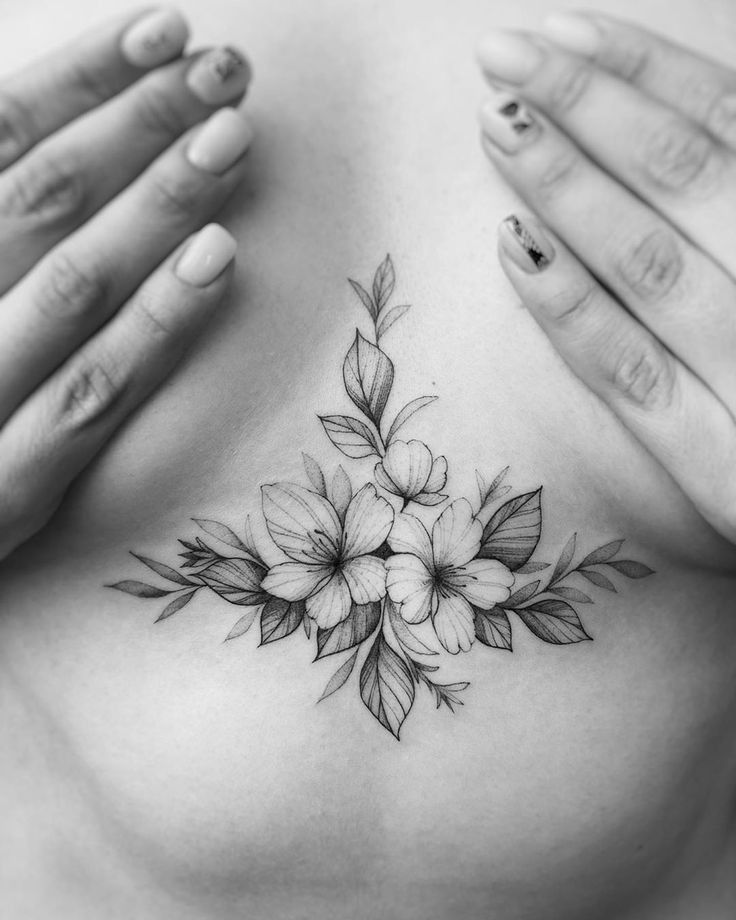 Hình xăm hoa ngực, phong cách blackwork, chi tiết tinh tế, ảnh độ phân giải HD.