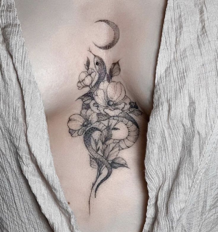 Hình xăm rắn và hoa ở ngực, phong cách blackwork chi tiết, độ phân giải HD.