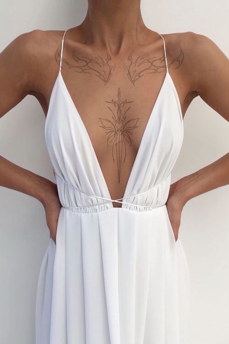 Hình xăm hoa văn trên ngực, phong cách blackwork, chi tiết tinh tế, ảnh chất lượng HD.