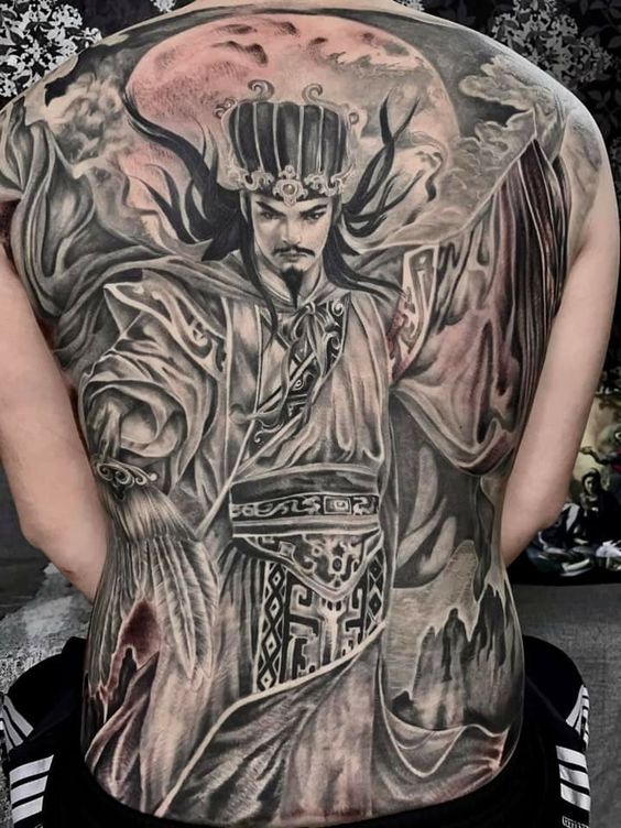 hình xăm khổng minh bít lưng đơn sắc Hình xăm chiến binh cổ điển trên lưng, phong cách blackwork chi tiết, độ phân giải HD.