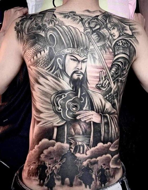 hình xăm kín lưng Khổng Minh và Triệu Vân Hình xăm chiến binh cổ điển trên lưng, phong cách blackwork, chi tiết cao, độ phân giải HD.