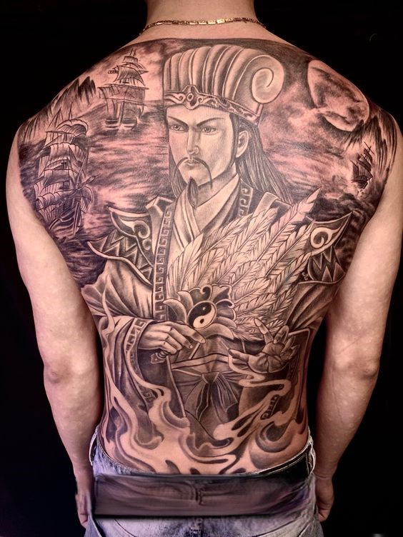 hình xăm kín lưng Khổng Minh đơn sắc ấn tượng Hình xăm cổ điển chi tiết trên lưng, chủ đề nhân vật, phong cách blackwork, độ phân giải HD.