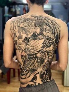 hình xăm kín lưng Khổng Minh đơn sắc Hình xăm chiến binh cổ điển chi tiết trên lưng, phong cách blackwork, độ phân giải HD.