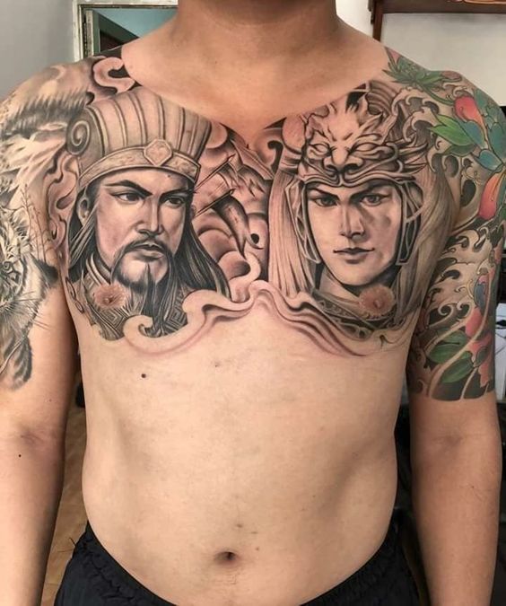 Hình xăm chân dung chiến binh cổ điển, trên ngực, phong cách blackwork, chi tiết cao, độ phân giải HD.