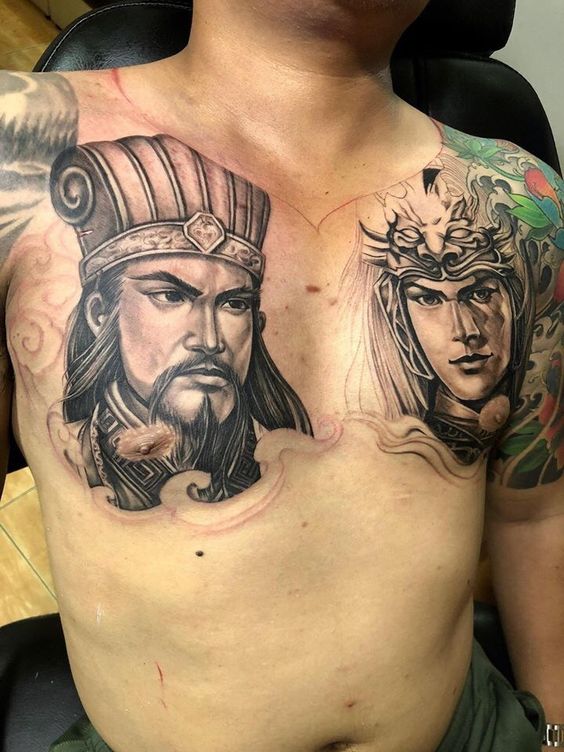 hình xăm Khổng Minh và Triệu Vân ở ngực Hình xăm chân dung chiến binh trên ngực, phong cách cổ điển, chi tiết sắc nét, độ phân giải HD.