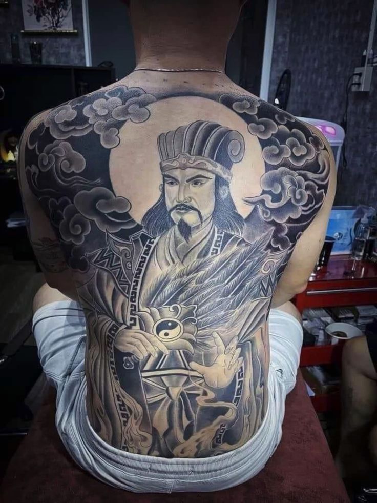 hình xăm kín lưng gia cát lượng của anh khách Hình xăm cổ điển trên lưng mô tả nhân vật cổ trang, phong cách blackwork chi tiết, ảnh HD.
