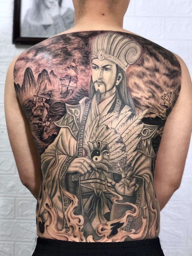 hình xăm kín lưng khổng minh Hình xăm cổ điển trên lưng, chủ đề nhân vật lịch sử, phong cách blackwork, chi tiết cao, độ phân giải HD.