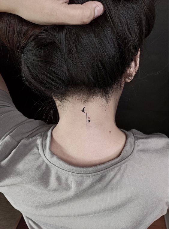 hình xăm ký hiệu mini ở gáy thú vị Hình xăm mini trên gáy, chủ đề chim và thánh giá, phong cách blackwork, ảnh chất lượng cao HD.