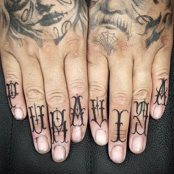 Hình xăm chữ phong cách blackwork trên ngón tay, chi tiết rõ nét, độ phân giải HD.
