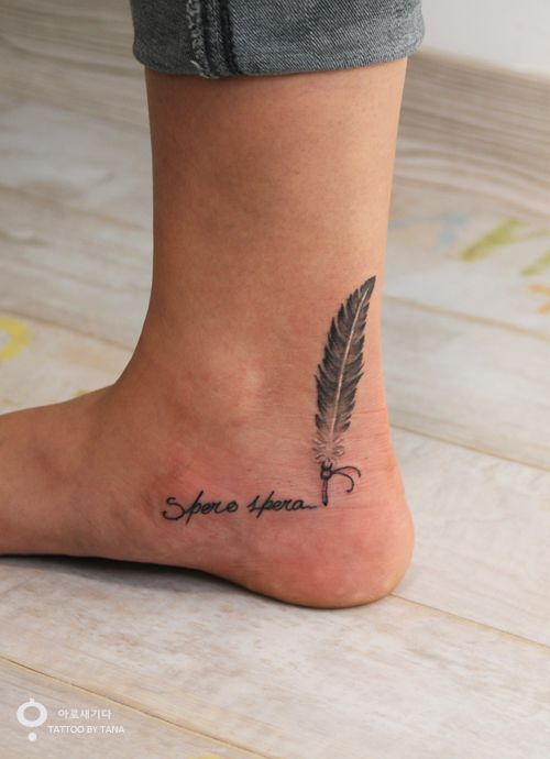 Hình xăm lông vũ ở mắt cá chân, phong cách blackwork, chữ viết tay, ảnh HD chi tiết.