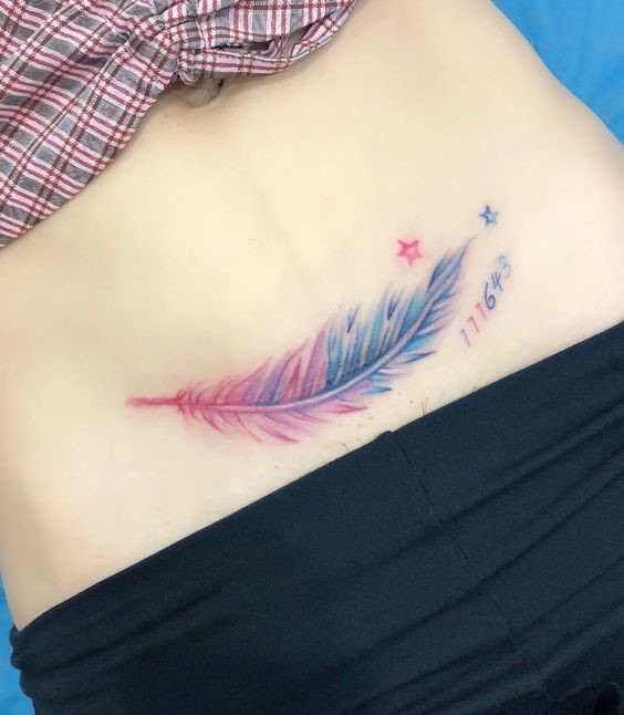 Hình xăm lông vũ màu nước trên eo, phong cách tinh tế, độ phân giải HD.