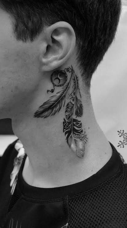 hình xăm lông vũ mini cực chất Hình xăm lông vũ phong cách blackwork ở cổ, chi tiết sắc nét, độ phân giải HD.
