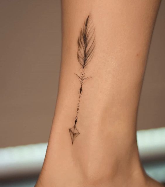 Hình xăm lông vũ mini trên cổ chân, phong cách blackwork chi tiết, độ phân giải HD.