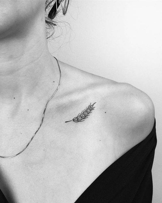 Hình xăm cành lá nhỏ trên vai, phong cách blackwork, chi tiết đơn giản, ảnh đen trắng, độ phân giải HD.