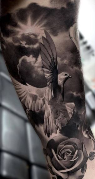 Hình xăm chim bồ câu và hoa hồng trên cánh tay, phong cách blackwork, chi tiết sắc nét, độ phân giải HD.