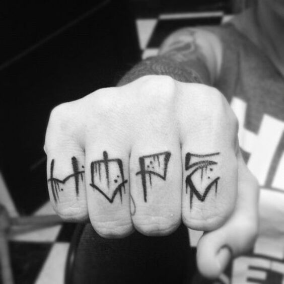 Hình xăm chữ phong cách blackwork trên ngón tay, độ chi tiết cao, ảnh đen trắng HD.