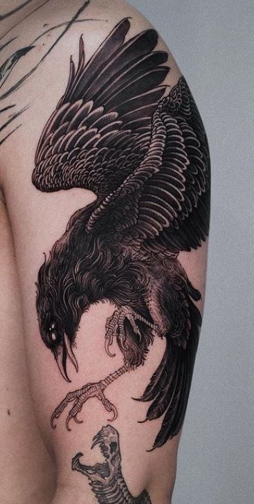Hình xăm quạ trên bắp tay, phong cách blackwork chi tiết, ảnh HD.