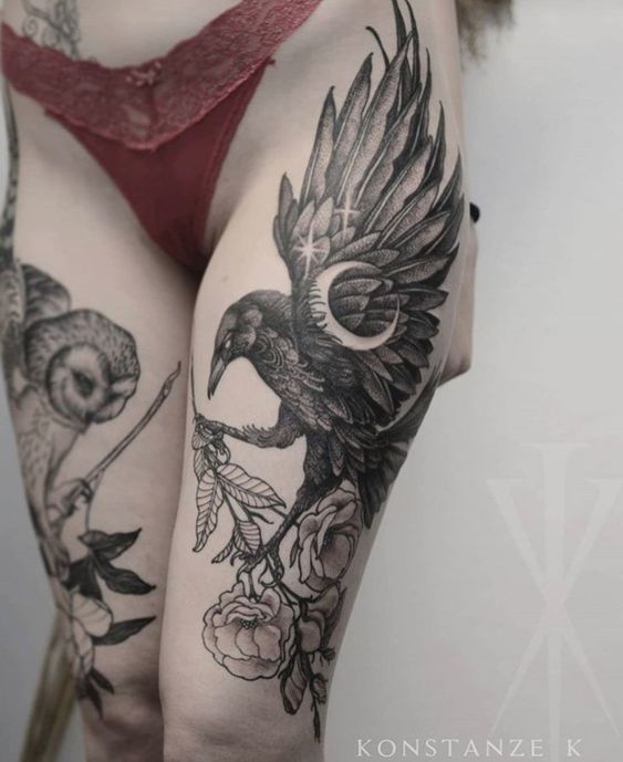 Hình xăm chim quạ và hoa trên đùi, phong cách blackwork chi tiết, độ phân giải cao.