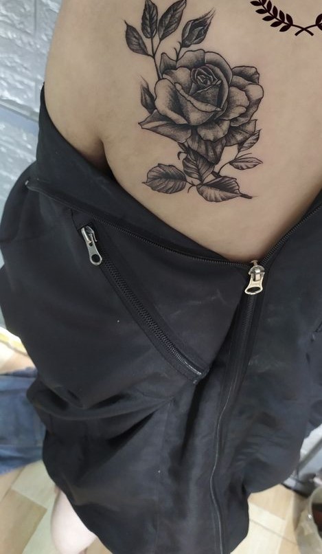 Hình xăm hoa hồng phong cách blackwork trên mạn sườn, chi tiết cao, ảnh HD.