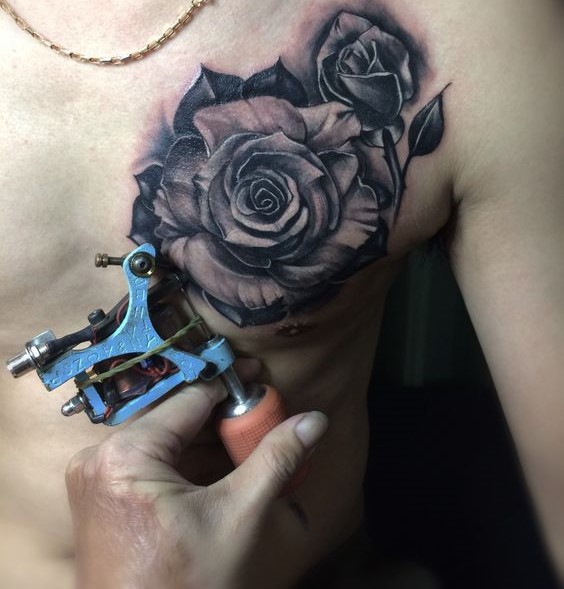 Hình xăm hoa hồng blackwork trên ngực, chi tiết, 1080x1920 HD.