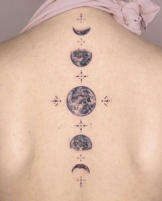 Hình xăm pha trộn mặt trăng trên lưng, phong cách blackwork, chi tiết rõ nét, độ phân giải HD.