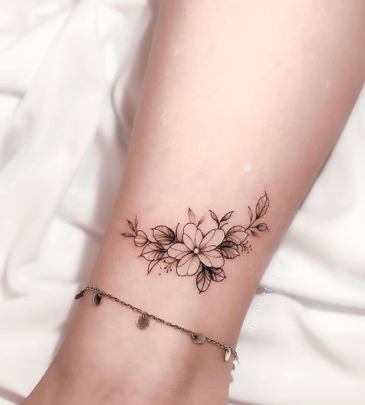Hình xăm hoa trên cổ chân, phong cách blackwork, chi tiết sắc nét, ảnh HD.