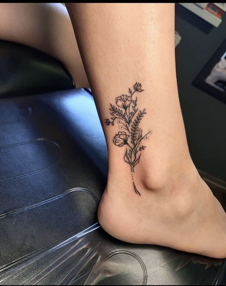 hình xăm nữ tính đẹp mắt ở mắt cá chân