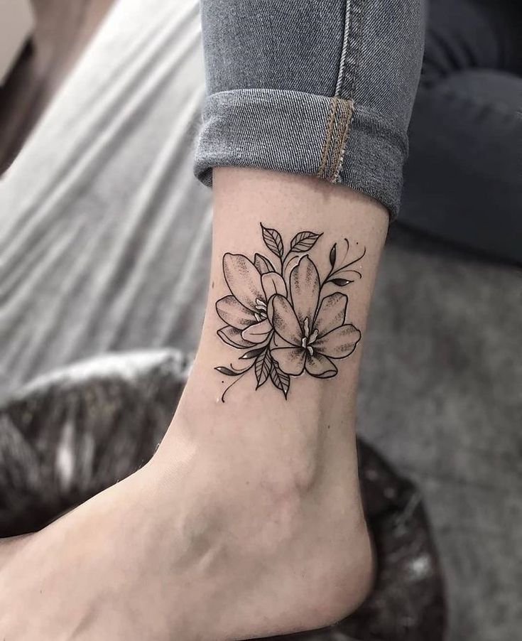 Hình xăm hoa cổ chân phong cách blackwork chi tiết, ảnh HD.