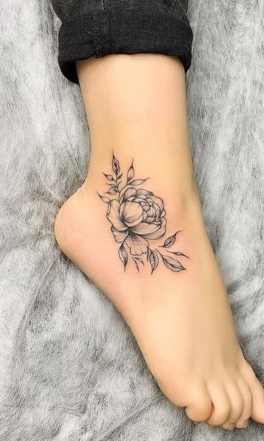 Hình xăm hoa trên chân, phong cách blackwork, chi tiết rõ nét, ảnh HD.