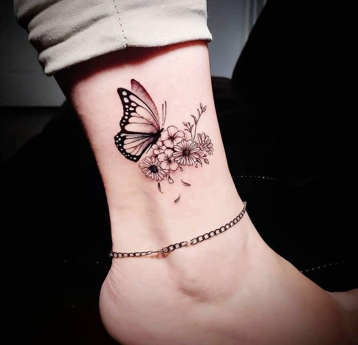 Hình xăm bướm và hoa trên mắt cá chân, phong cách blackwork, độ phân giải HD, chi tiết tinh tế.