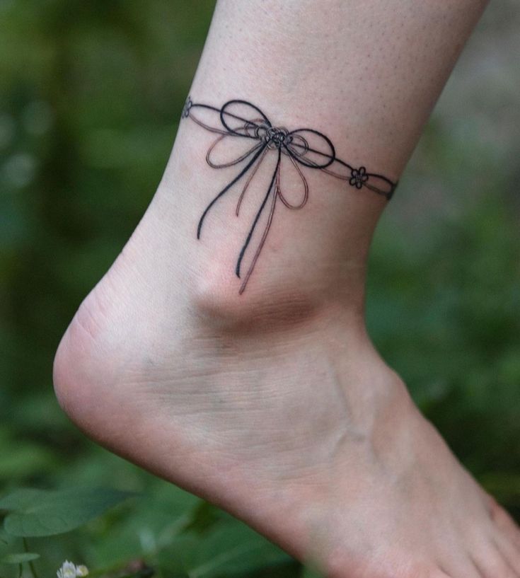Hình xăm vòng nơ cổ chân, phong cách blackwork đơn giản, ảnh HD chi tiết.
