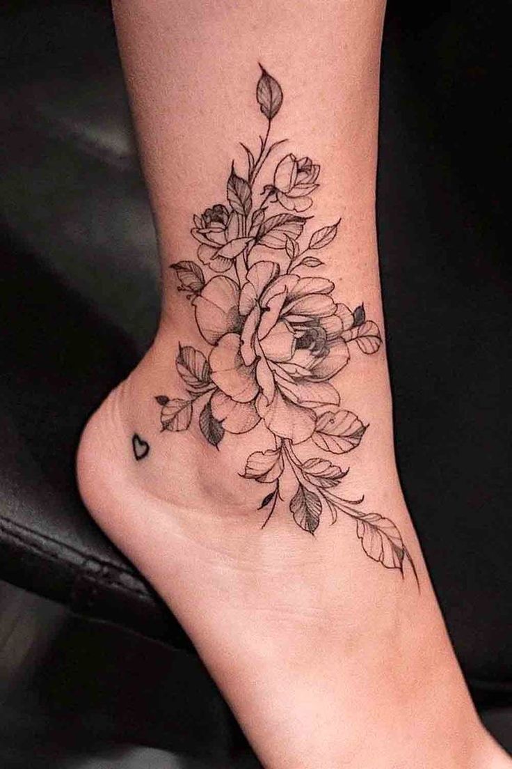 Hình xăm hoa phong cách blackwork trên mắt cá chân, chi tiết tinh tế, độ phân giải HD.
