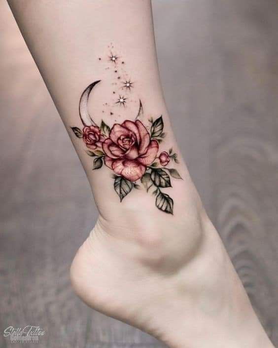 Hình xăm hoa hồng và mặt trăng trên cổ chân, phong cách màu nước, chi tiết rõ nét, độ phân giải HD.