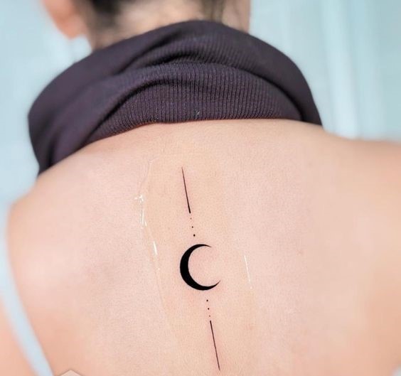 Hình xăm mặt trăng tối giản ở lưng, phong cách blackwork, độ chi tiết cao, ảnh HD.