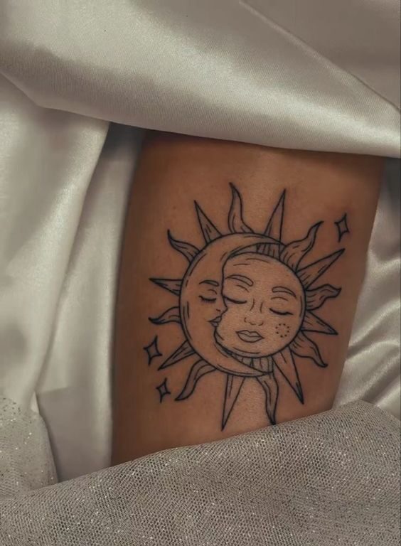 hình xăm mặt trăng mặt trời đẹp Hình xăm mặt trời và mặt trăng trên tay, phong cách blackwork, chi tiết rõ nét, ảnh HD.
