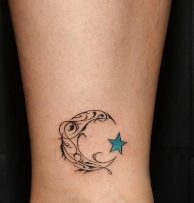 hình xăm mặt trăng nghệ thuật Hình xăm trăng sao cổ tay, phong cách blackwork tinh tế, độ phân giải HD.