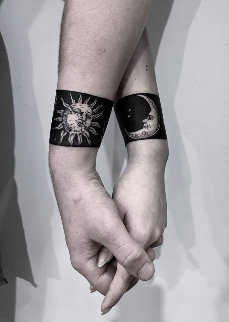 Hình xăm mặt trời và mặt trăng trên cổ tay, phong cách blackwork chi tiết, ảnh chất lượng HD.
