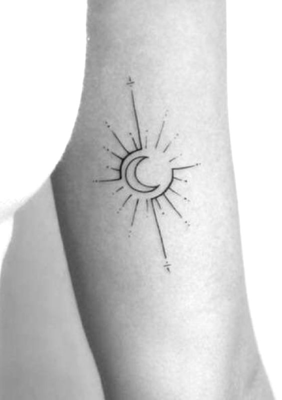 hình xăm mặt trăng ý nghĩa Hình xăm mặt trời và mặt trăng mini trên cánh tay, phong cách blackwork, chi tiết đơn giản, ảnh HD.