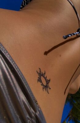 Hình xăm mặt trời phong cách blackwork trên lưng, chi tiết tinh tế, ảnh chất lượng HD.