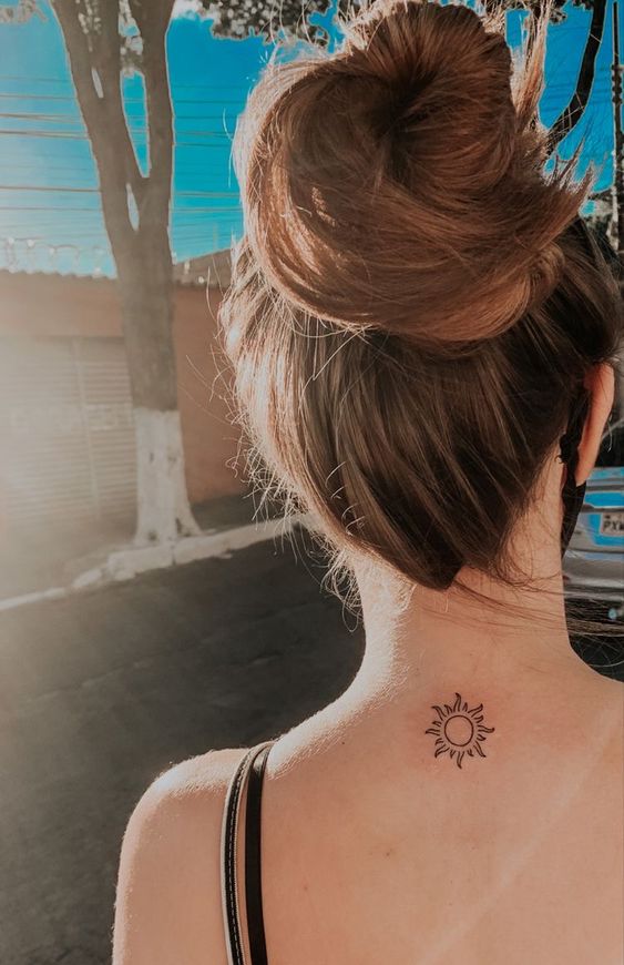 hình xăm mặt trời mini hy vọng Hình xăm mặt trời mini ở gáy, phong cách blackwork, ảnh độ phân giải cao.