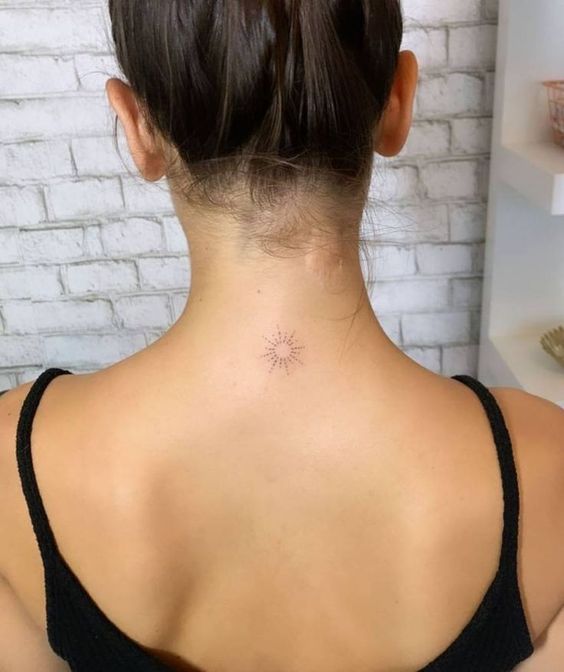hình xăm mặt trời mini mang đến vận may cho nữ Hình xăm mini hình ngôi sao trên gáy, phong cách blackwork, chi tiết tinh tế, ảnh độ phân giải cao HD.