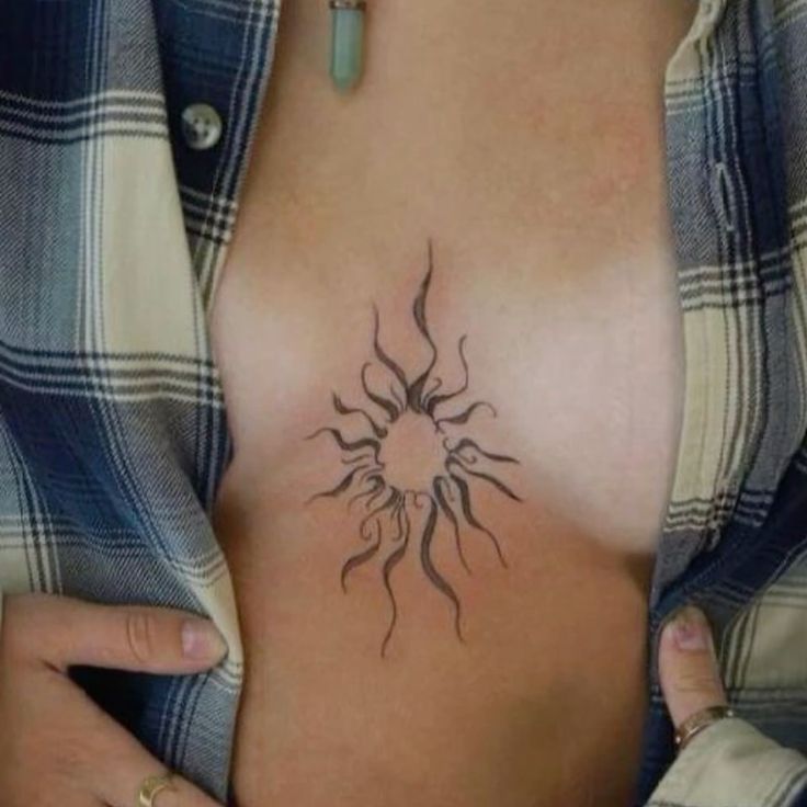 Hình xăm mặt trời trên ngực, phong cách blackwork, chi tiết tinh tế, ảnh HD.