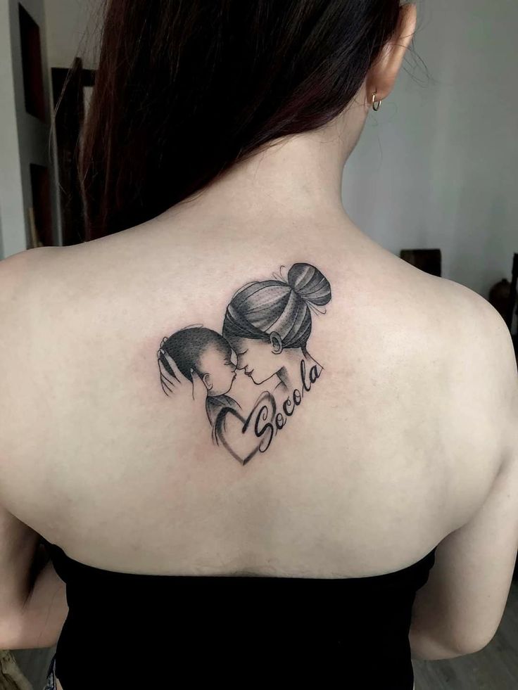 Hình xăm mẹ con trên lưng, phong cách blackwork, chi tiết cao, độ phân giải HD.